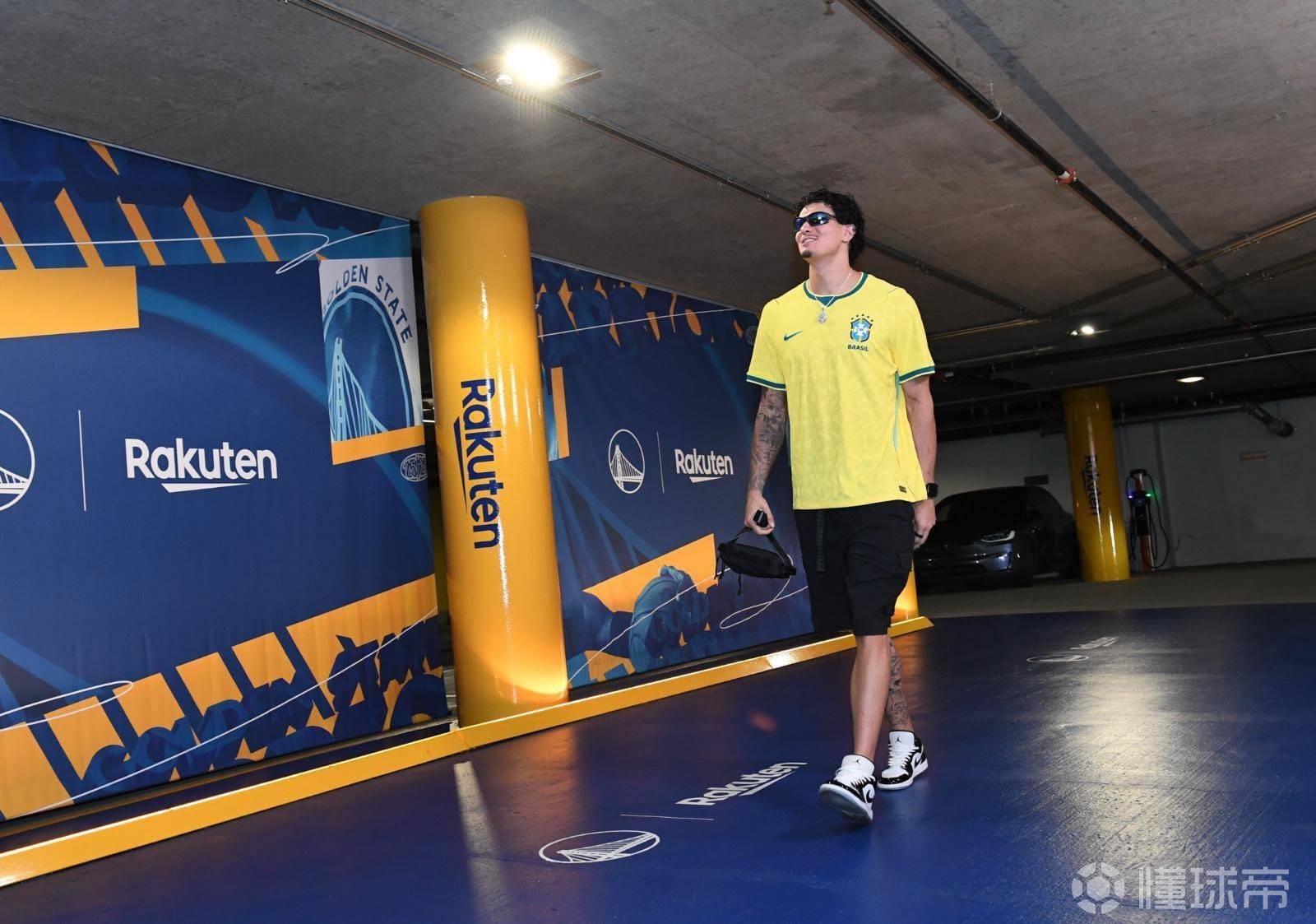 心系祖国，勇士后卫吉-桑托斯身穿巴西男足世界杯球衣亮相